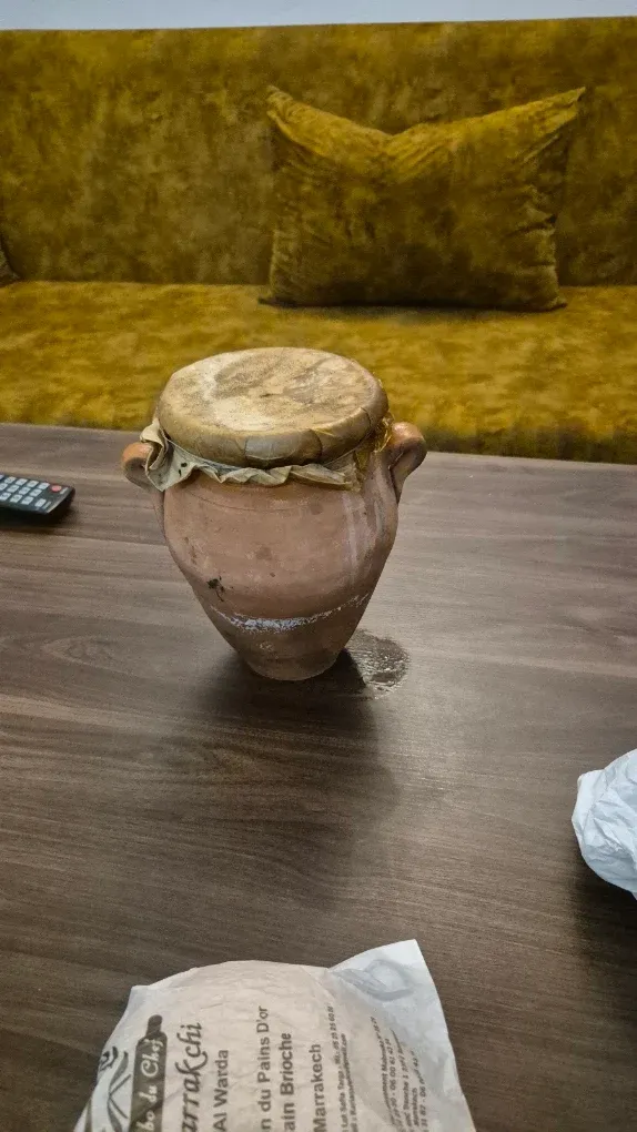 Une tanjia arrive scellée. On casse la ficelle à table.
